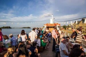 Sailing in Guaíba with White Swan Boat - Porto Alegre - What you’ll see on Guaíba: Ilha da Pintada and Beira-Rio from the water